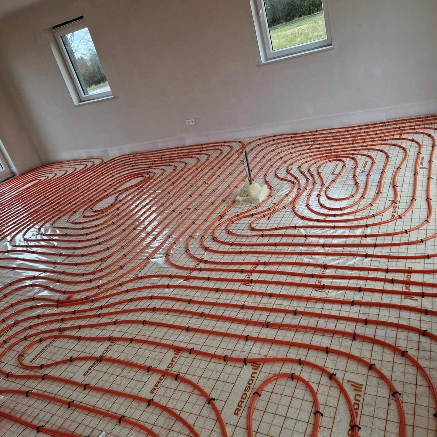 Installation de circuit de plancher chauffant PAC air-eau à Attert – chauffage écologique