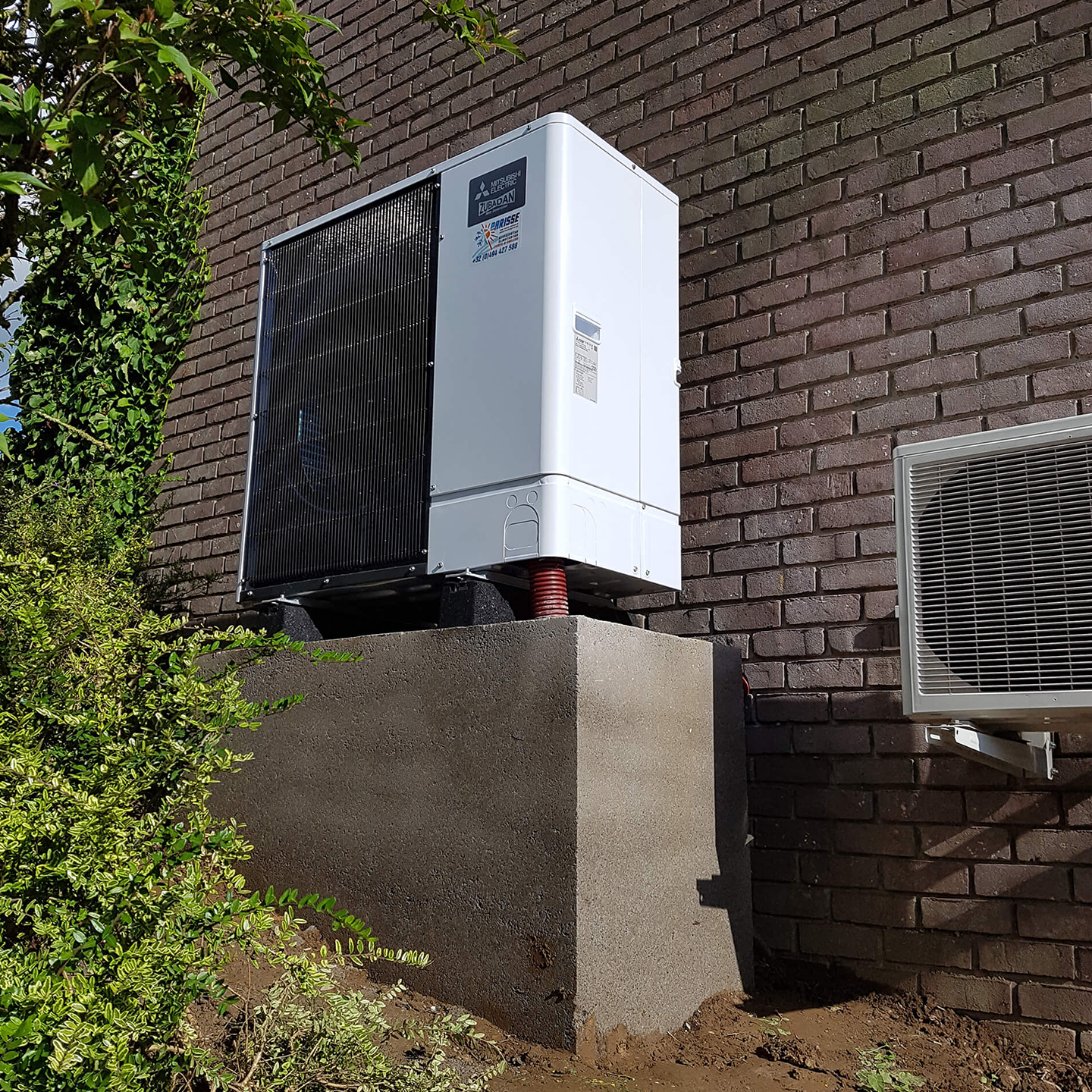Unité extérieure de pompe à chaleur air-air installée sur socle à Attert – PAC haute performance
