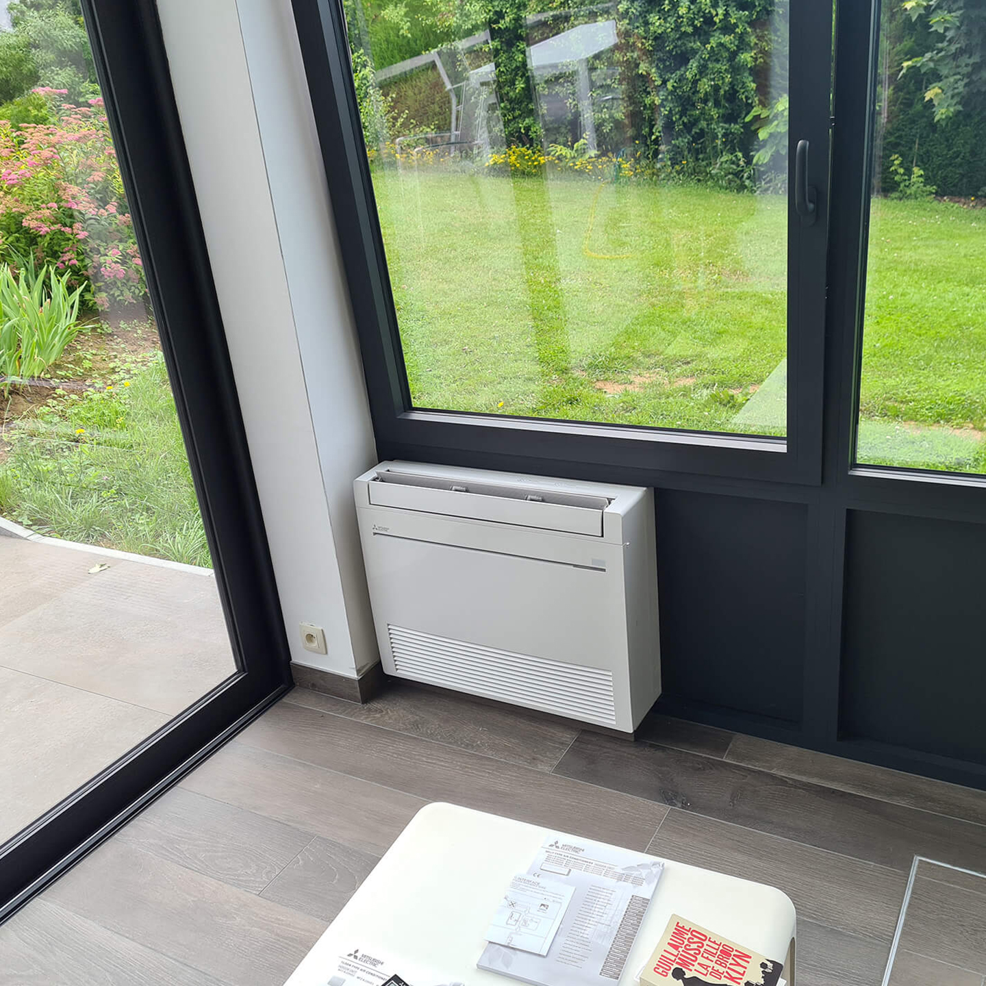 Convecteur ventilé de pompe à chaleur air-eau dans un salon – confort thermique toute l’année