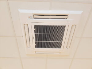 unité cassette de climatisation réversible plafond – installation climatisation résidentielle Attert